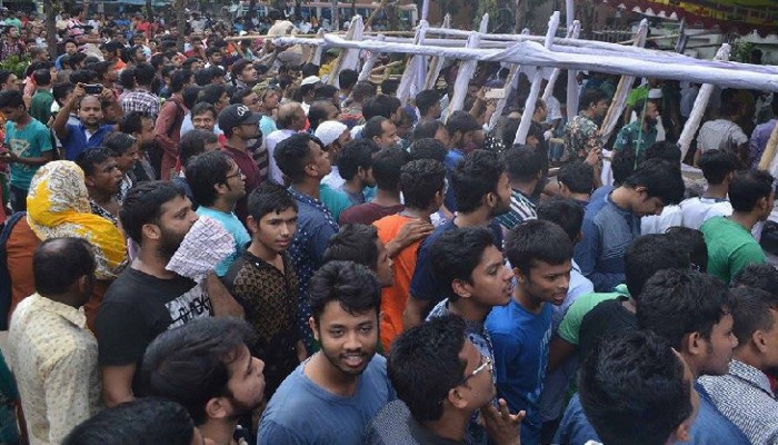 তিন টাকায় ডিম পেতে ‘যুদ্ধে’ রাজধানীবাসী!