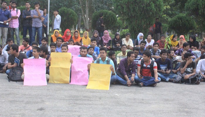 `পায়ে ধরি স্যার, দয়া করে পরীক্ষা নিন'