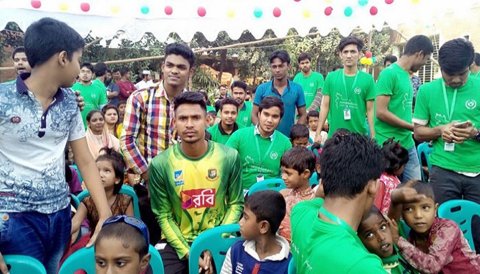 পথ শিশুদের সঙ্গে সময় কাটালেন মুস্তাফিজ