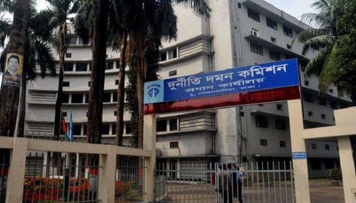ছোট চাকুরেদের বড় দুর্নীতি!