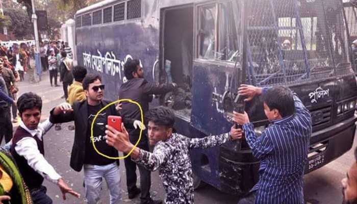 আসামি ছিনতাই করতে এসেও সেলফি!